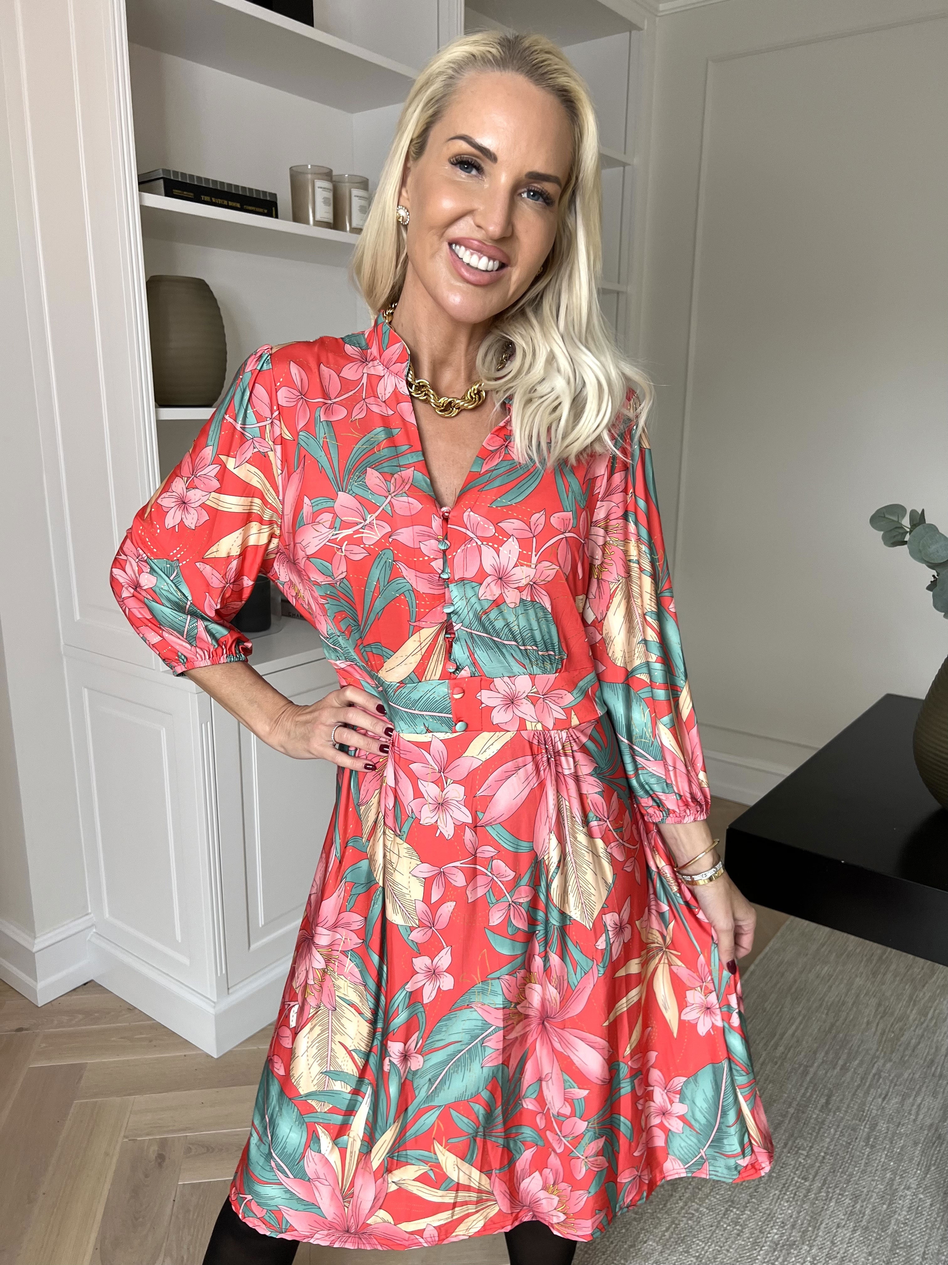 Vivien New Leaf - 3/4 ærmet kjole med mønster og slåede knapper